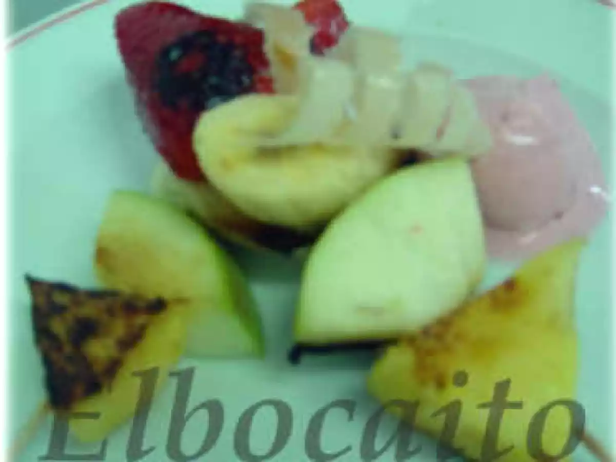 Brocheta de fruta parrilla