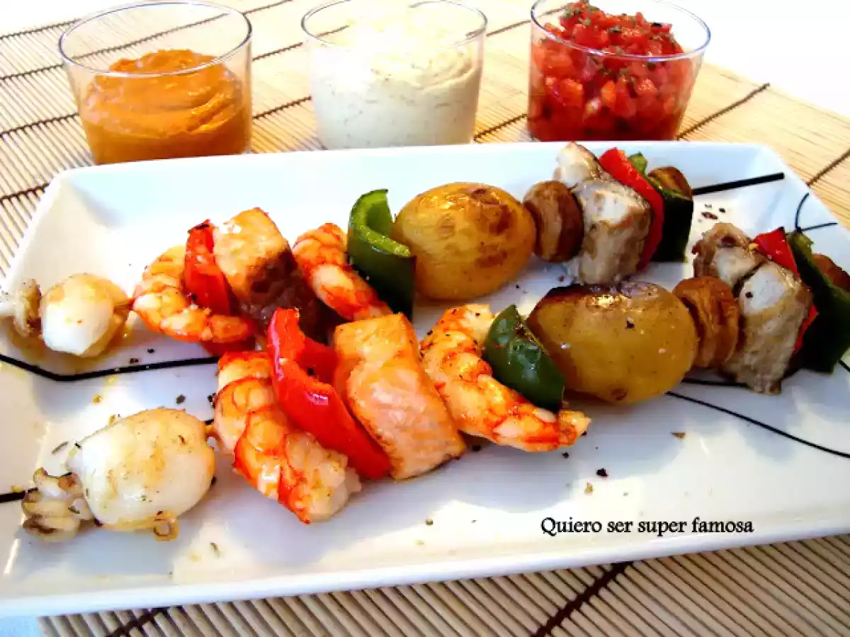 Brocheta de pescado azul y marisco con tres salsas