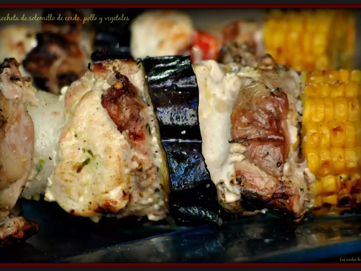 Brocheta de solomillo de cerdo, pollo y vegetales.