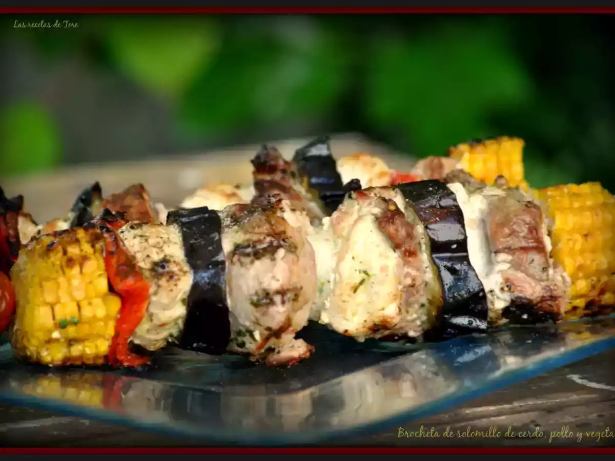 Brocheta de solomillo de cerdo, pollo y vegetales. - foto 2