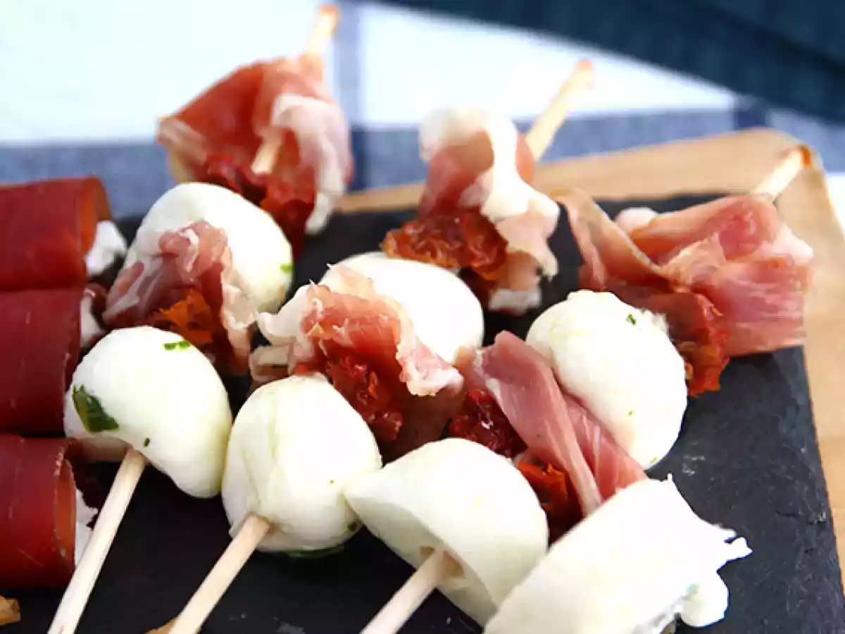 Brochetas aperitivo de mozzarella, jamón serrano y tomates secos - foto 2