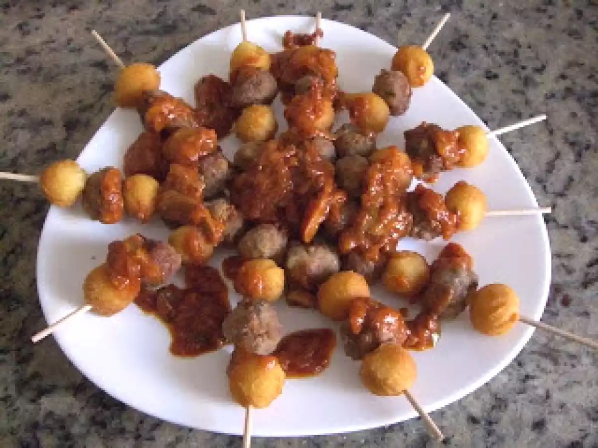 Brochetas de albóndigas con patatas