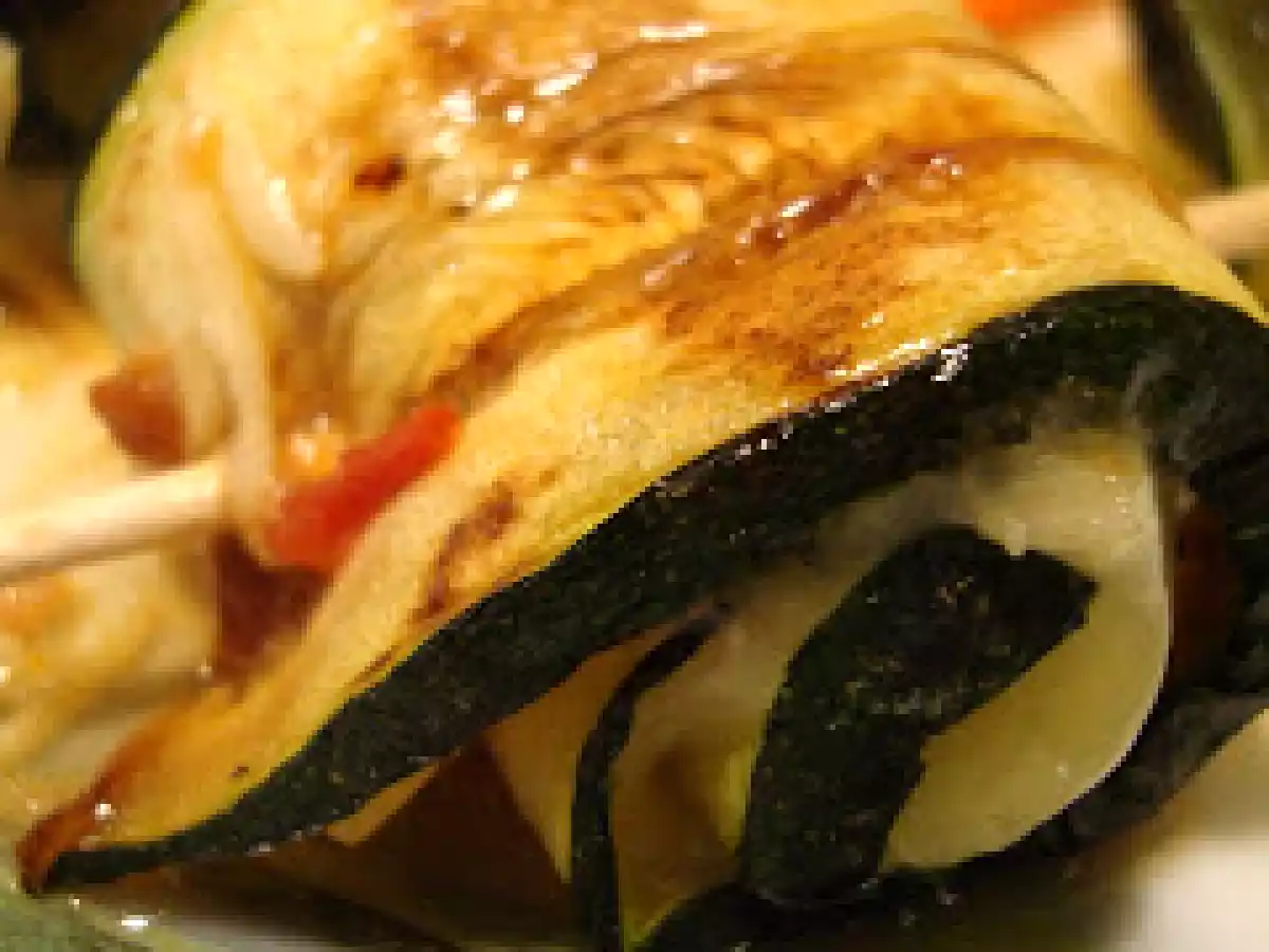 Brochetas de calabacín con queso acompañadas de zanahorias a la plancha