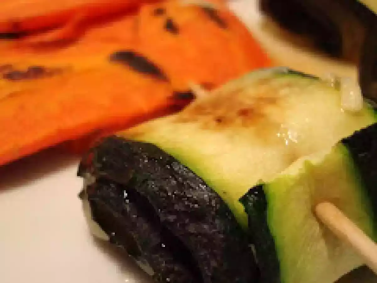 Brochetas de calabacín con queso acompañadas de zanahorias a la plancha - foto 2