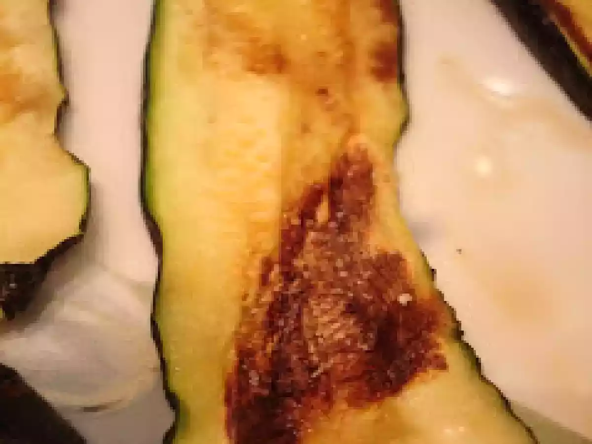 Brochetas de calabacín con queso acompañadas de zanahorias a la plancha - foto 3