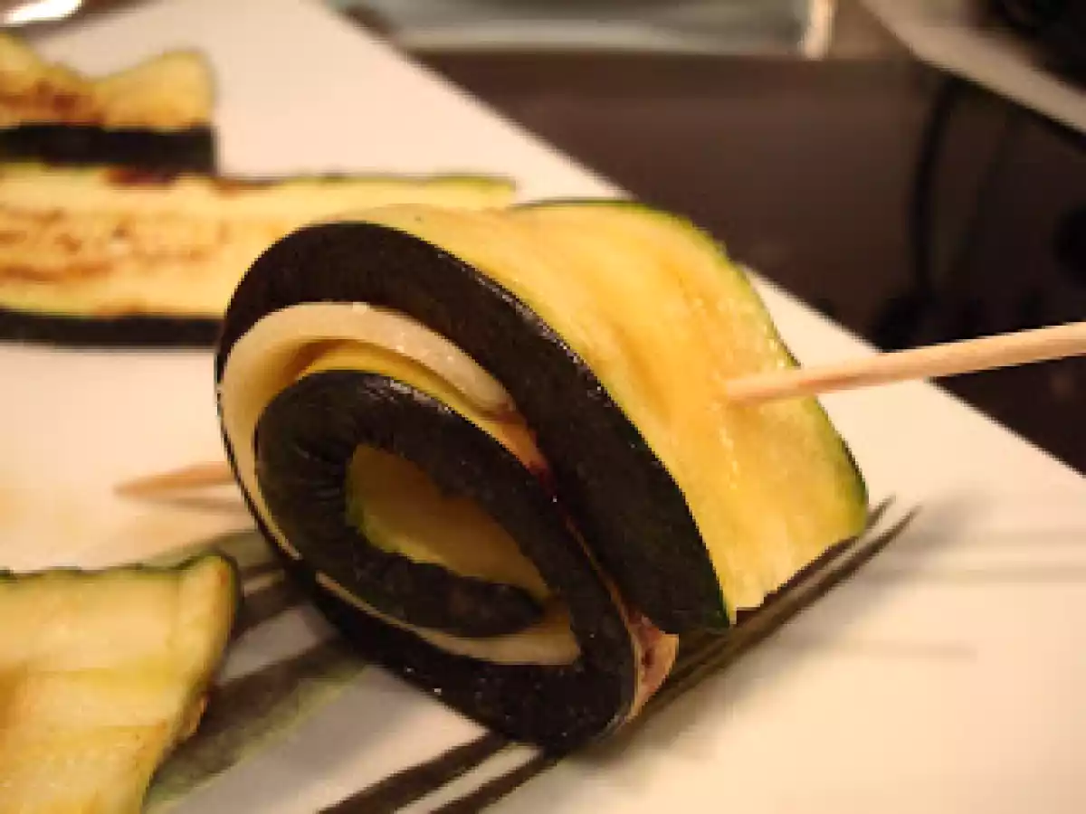 Brochetas de calabacín con queso acompañadas de zanahorias a la plancha - foto 5