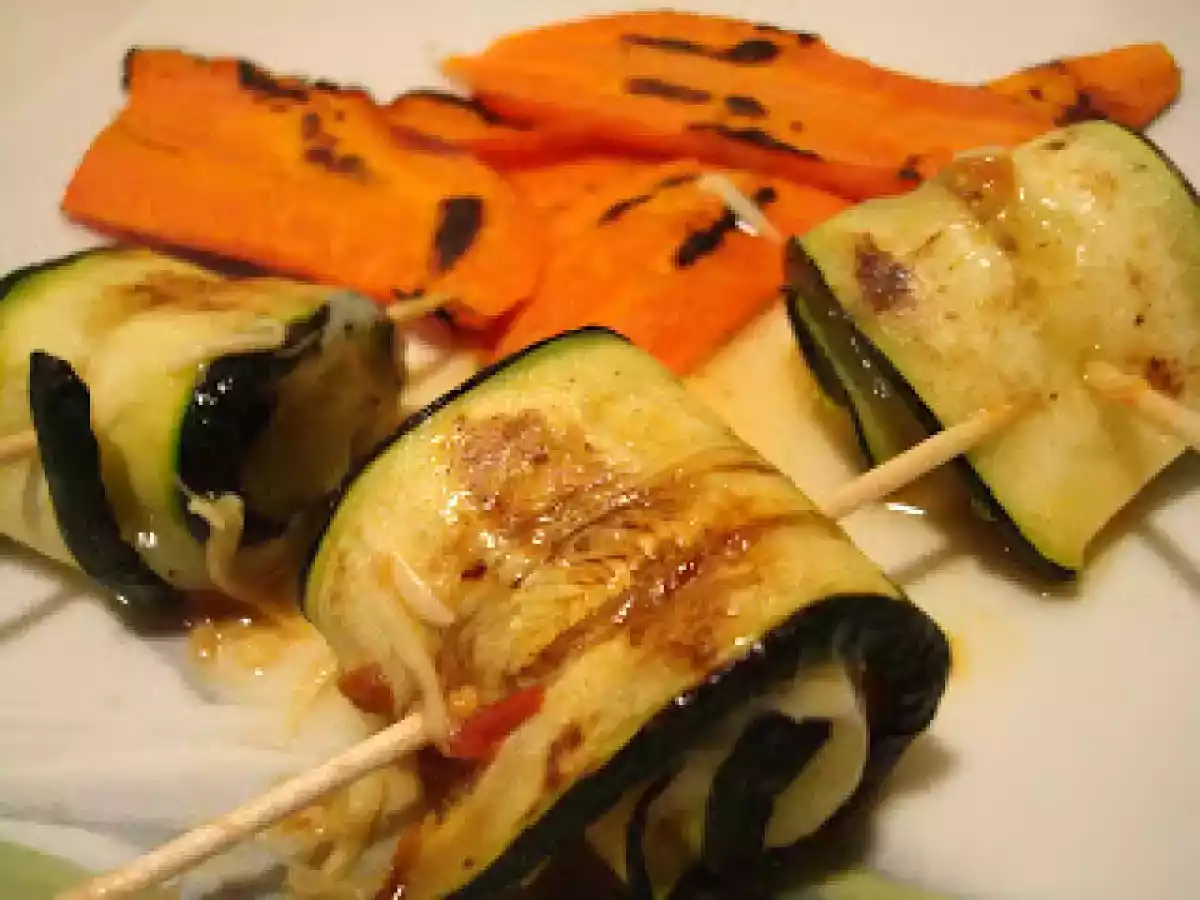 Brochetas de calabacín con queso acompañadas de zanahorias a la plancha - foto 7
