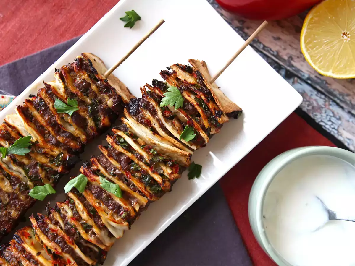 Brochetas de carne al horno con tortillas de trigo, la versión casera del lavash kebab