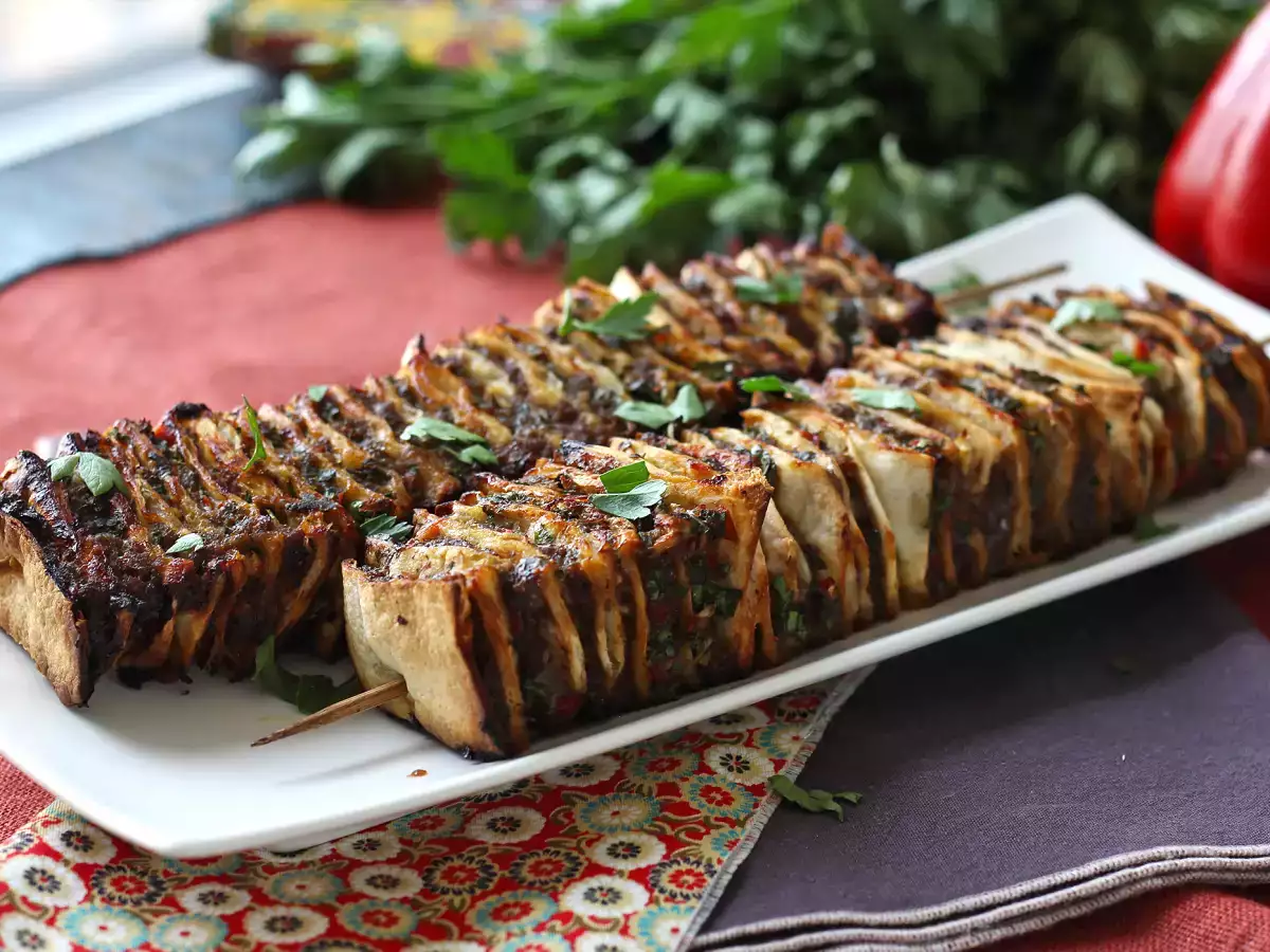 Brochetas de carne al horno con tortillas de trigo, la versión casera del lavash kebab - foto 3