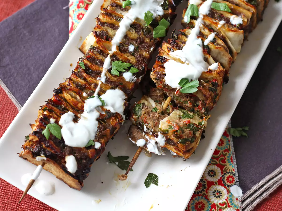 Brochetas de carne al horno con tortillas de trigo, la versión casera del lavash kebab - foto 4