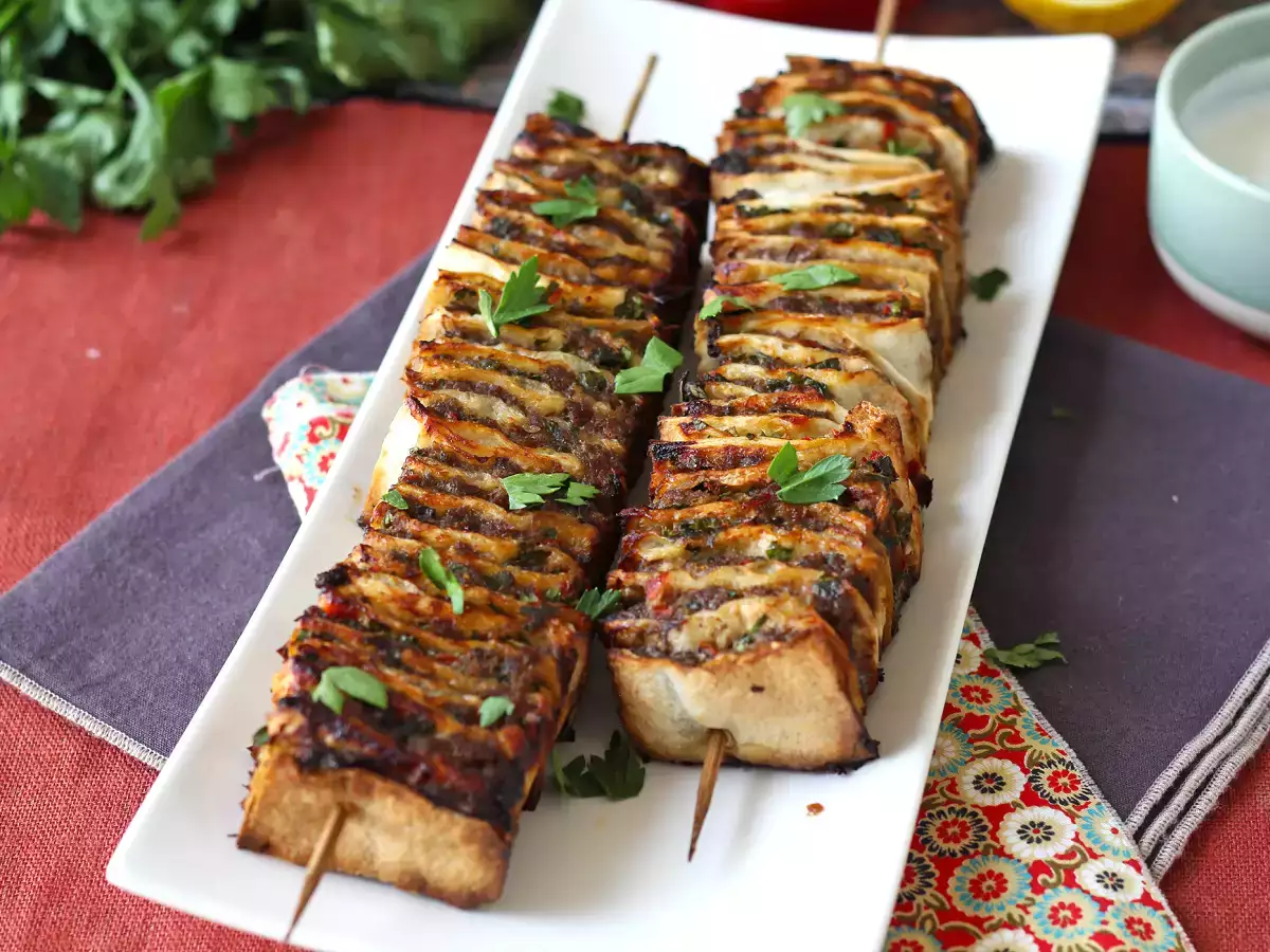 Brochetas de carne al horno con tortillas de trigo, la versión casera del lavash kebab - foto 5