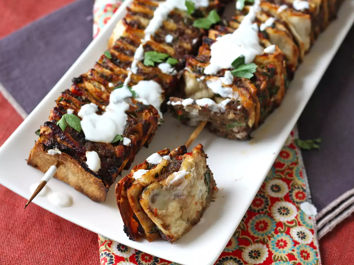 Brochetas de carne al horno con tortillas de trigo, la versión casera del lavash kebab - foto 6
