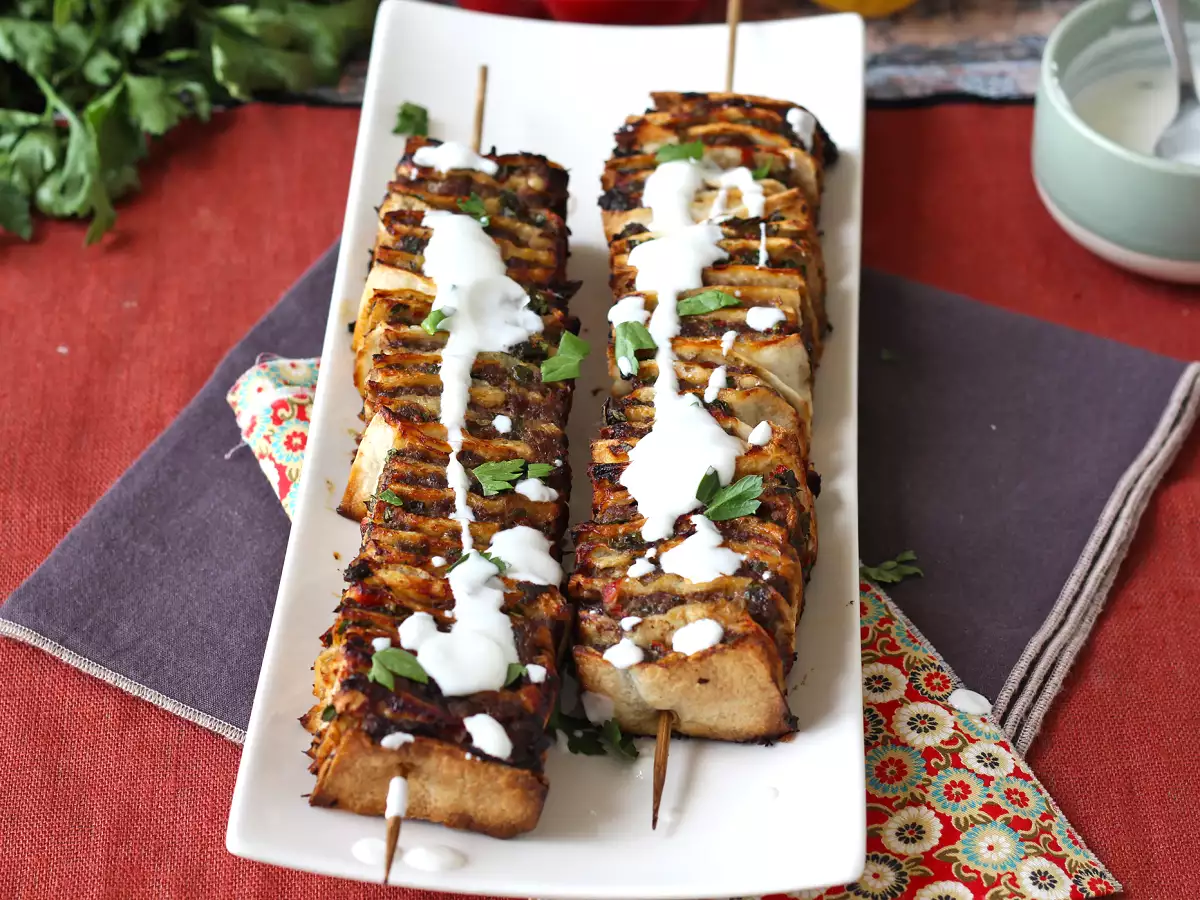 Brochetas de carne al horno con tortillas de trigo, la versión casera del lavash kebab - foto 7