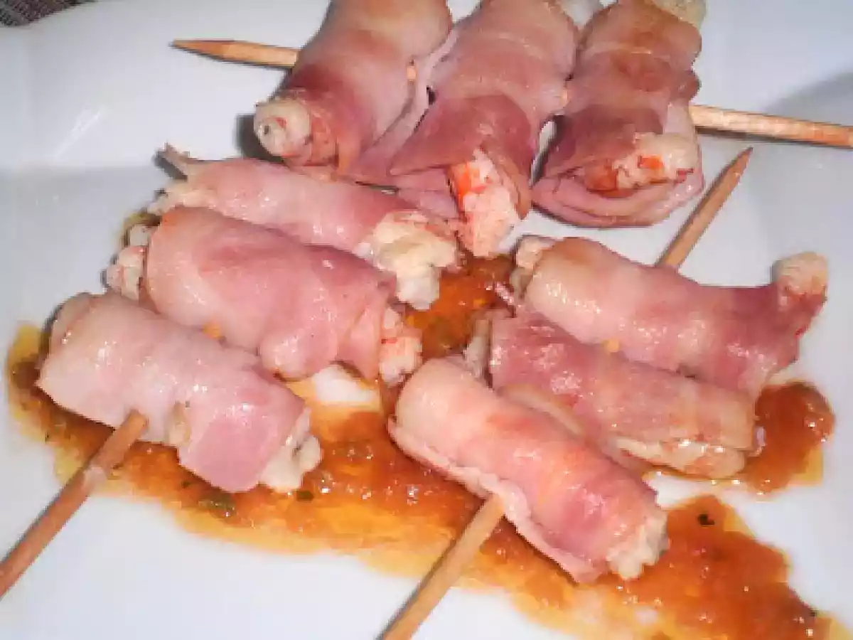 BROCHETAS DE GAMBA CON ABRIGUITO DE BEICON.