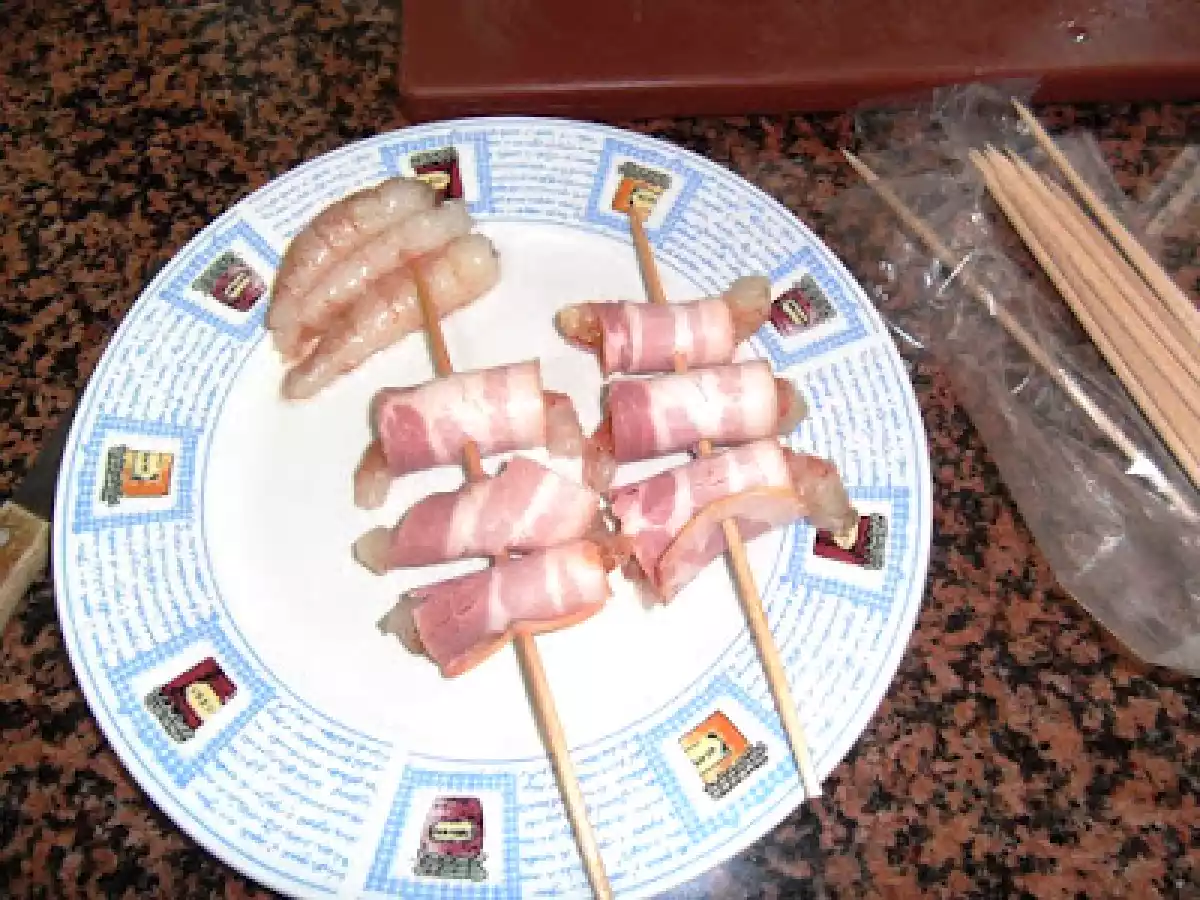 BROCHETAS DE GAMBA CON ABRIGUITO DE BEICON. - foto 2