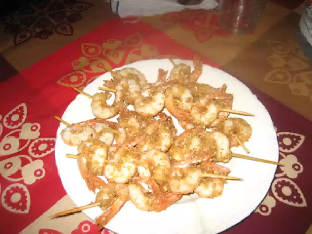 Brochetas de langostinos con kikos