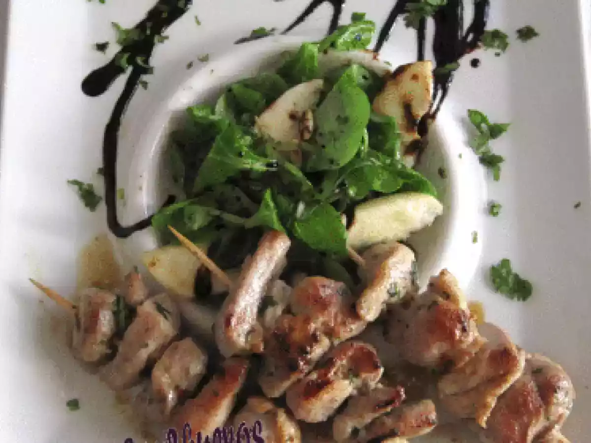 Brochetas de pavo con ensalada de canónigos
