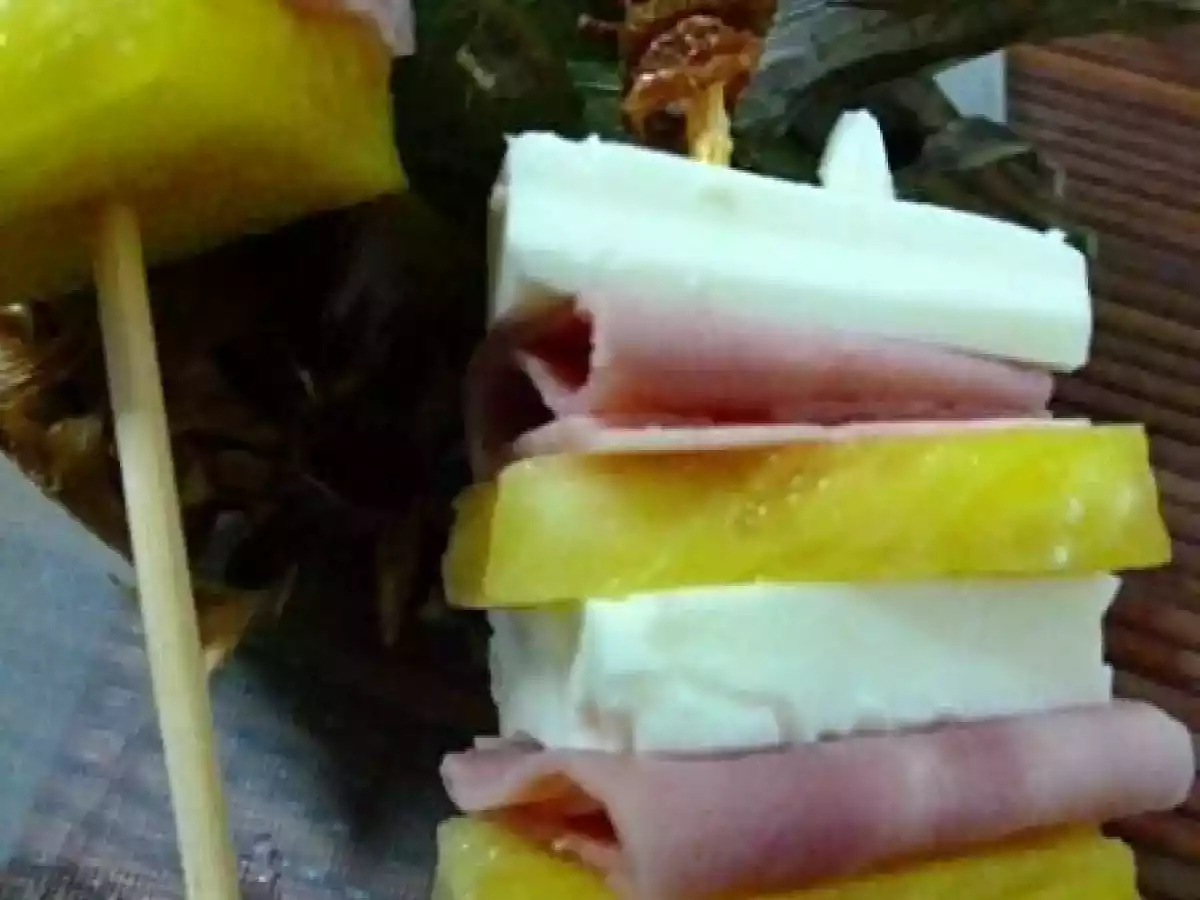 Brochetas de piña con jamón y queso