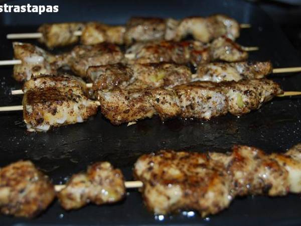 Brochetas de pollo adobadas con 7 especias (shish tauk)