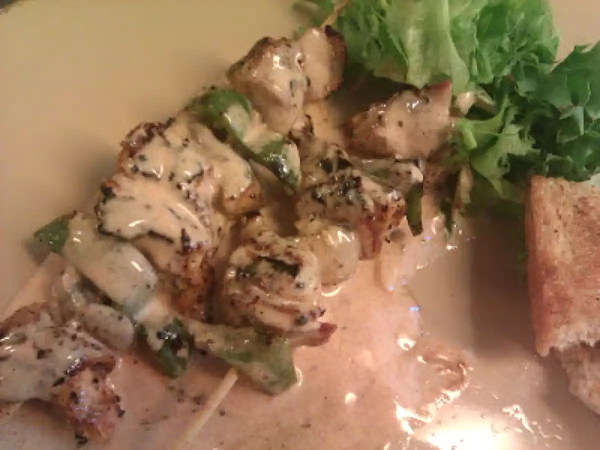 Brochetas de pollo con salsa de miel y pimentón