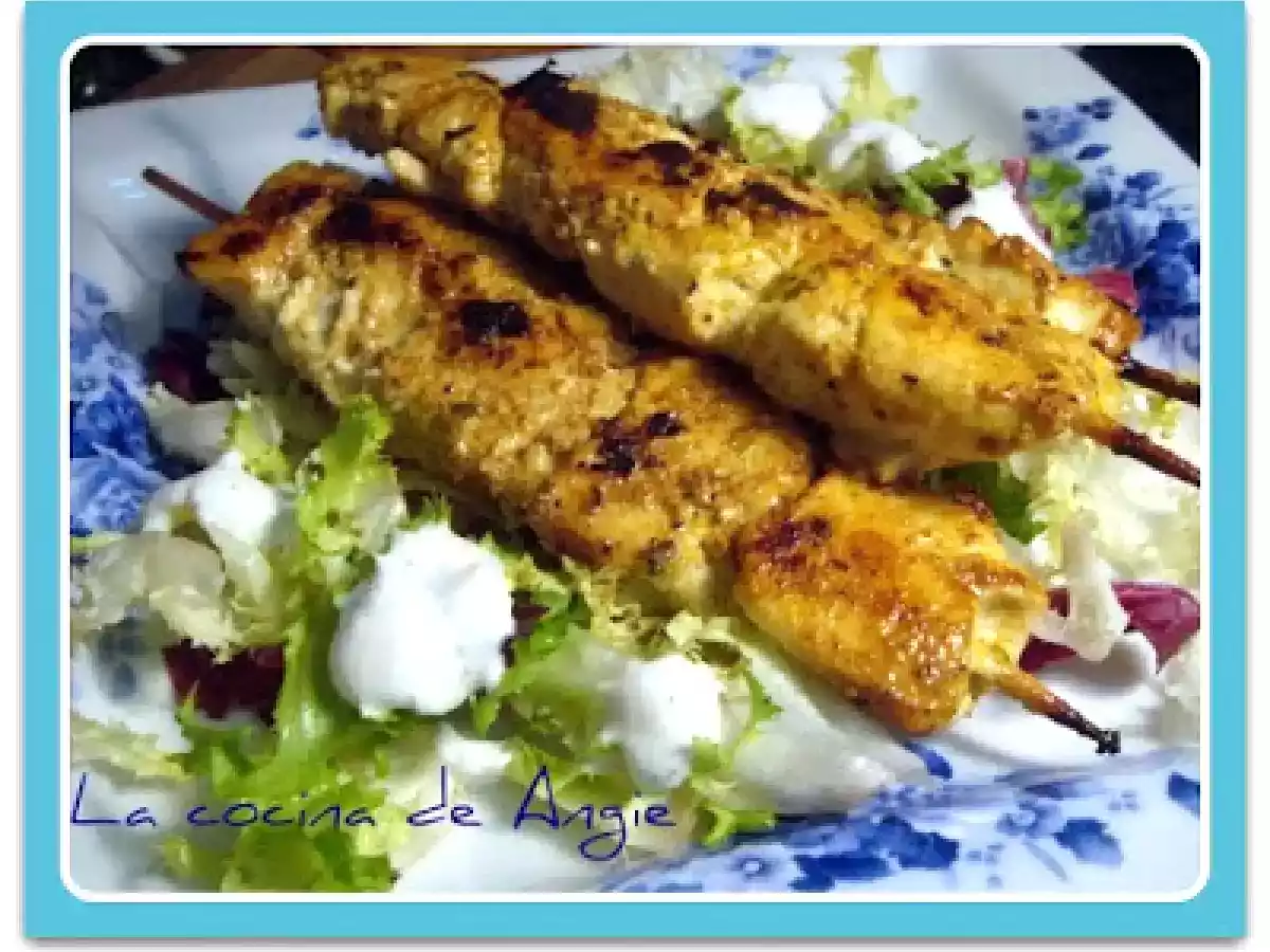BROCHETAS DE POLLO CON SALSA DE YOGUR