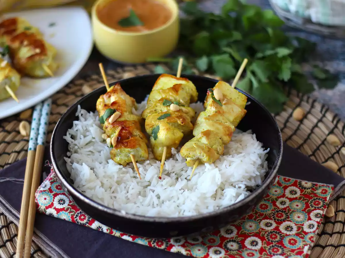 Brochetas de pollo con salsa satay, ¡un viaje culinario a Asia!