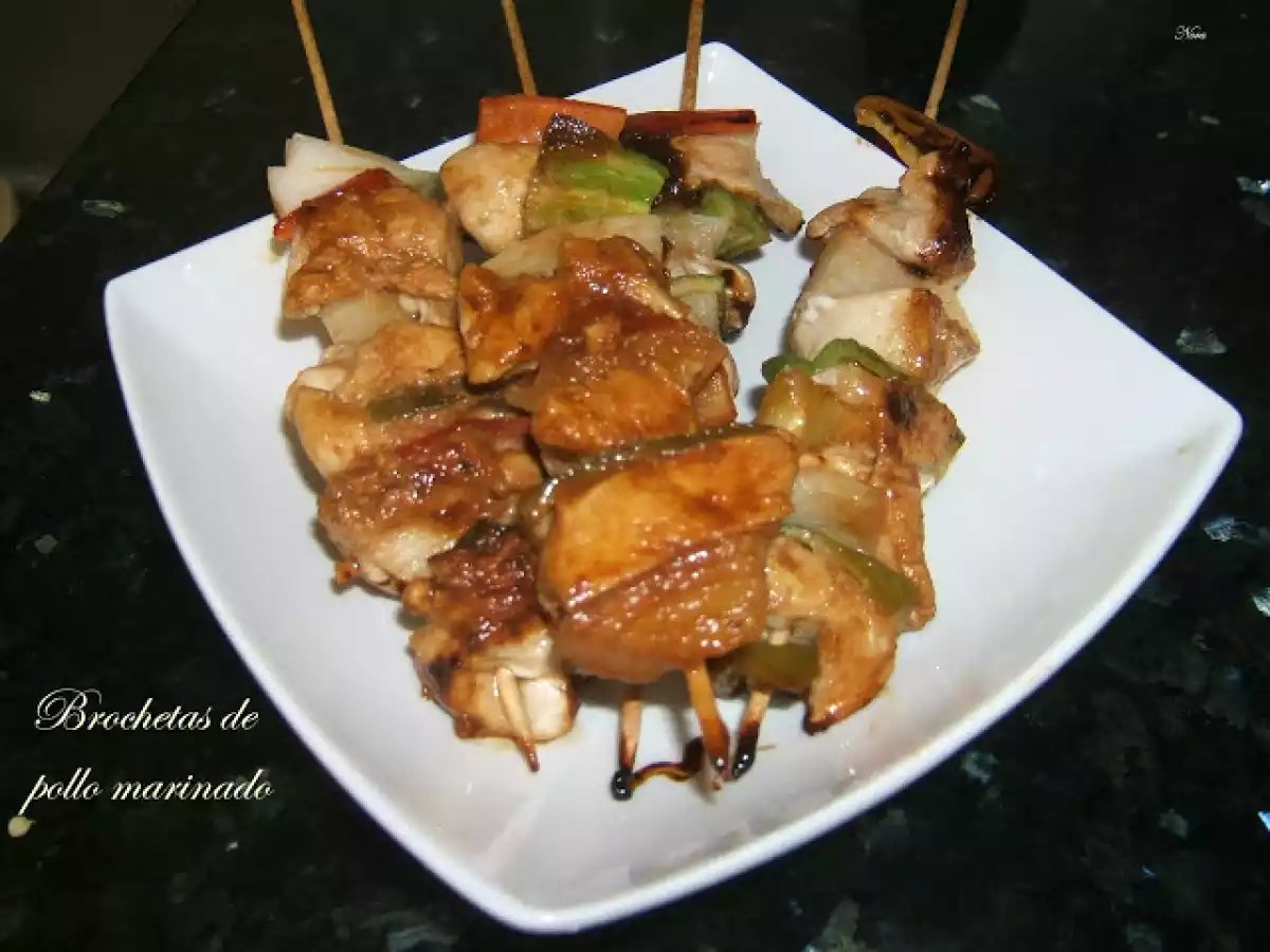 Brochetas de pollo marinado