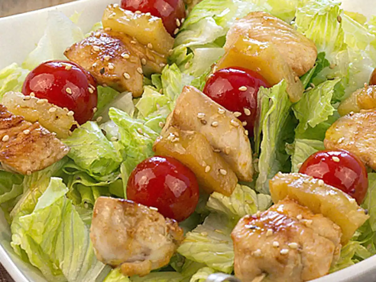 Brochetas de pollo, piña y tomate cherry