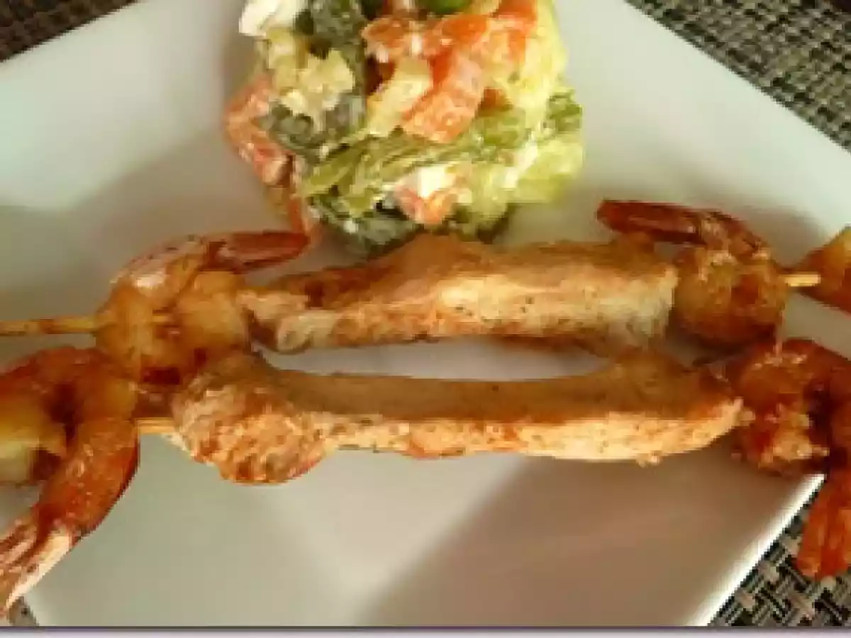 Brochetas de pollo y camarón