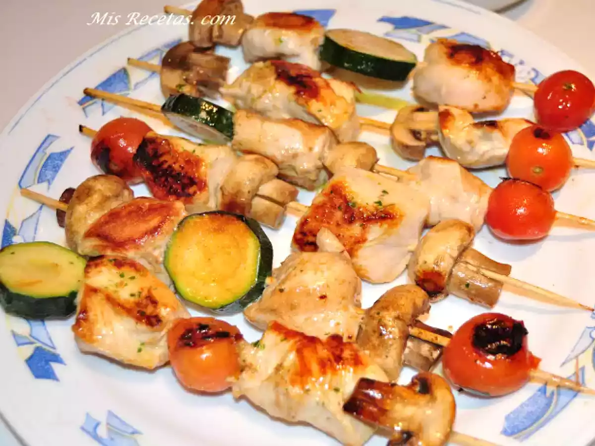 Brochetas de pollo y verduras con salsa de yogurt
