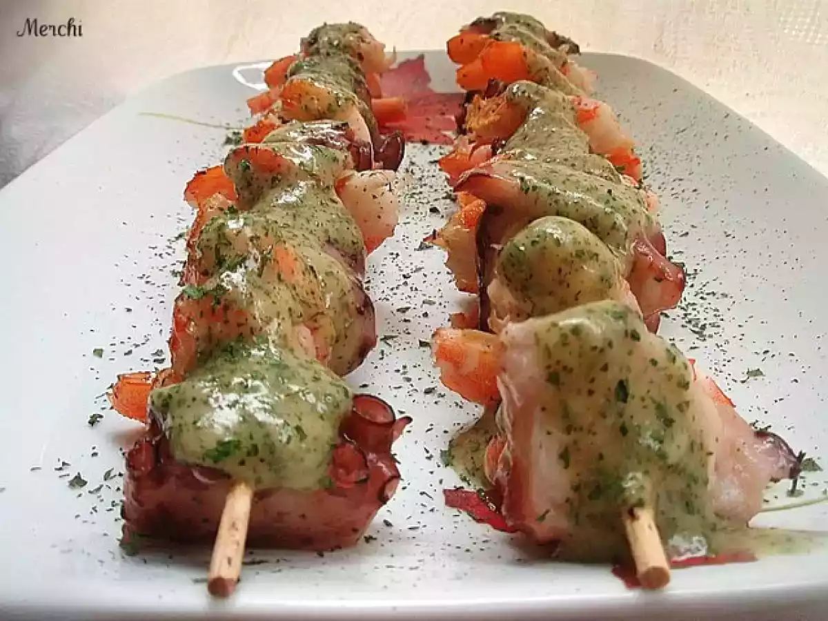 Brochetas de pulpo y gambas en salsa verde
