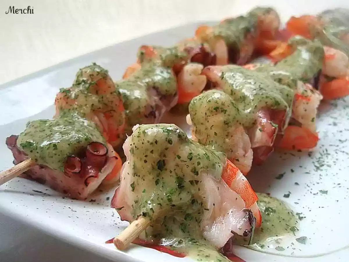 Brochetas de pulpo y gambas en salsa verde - foto 2