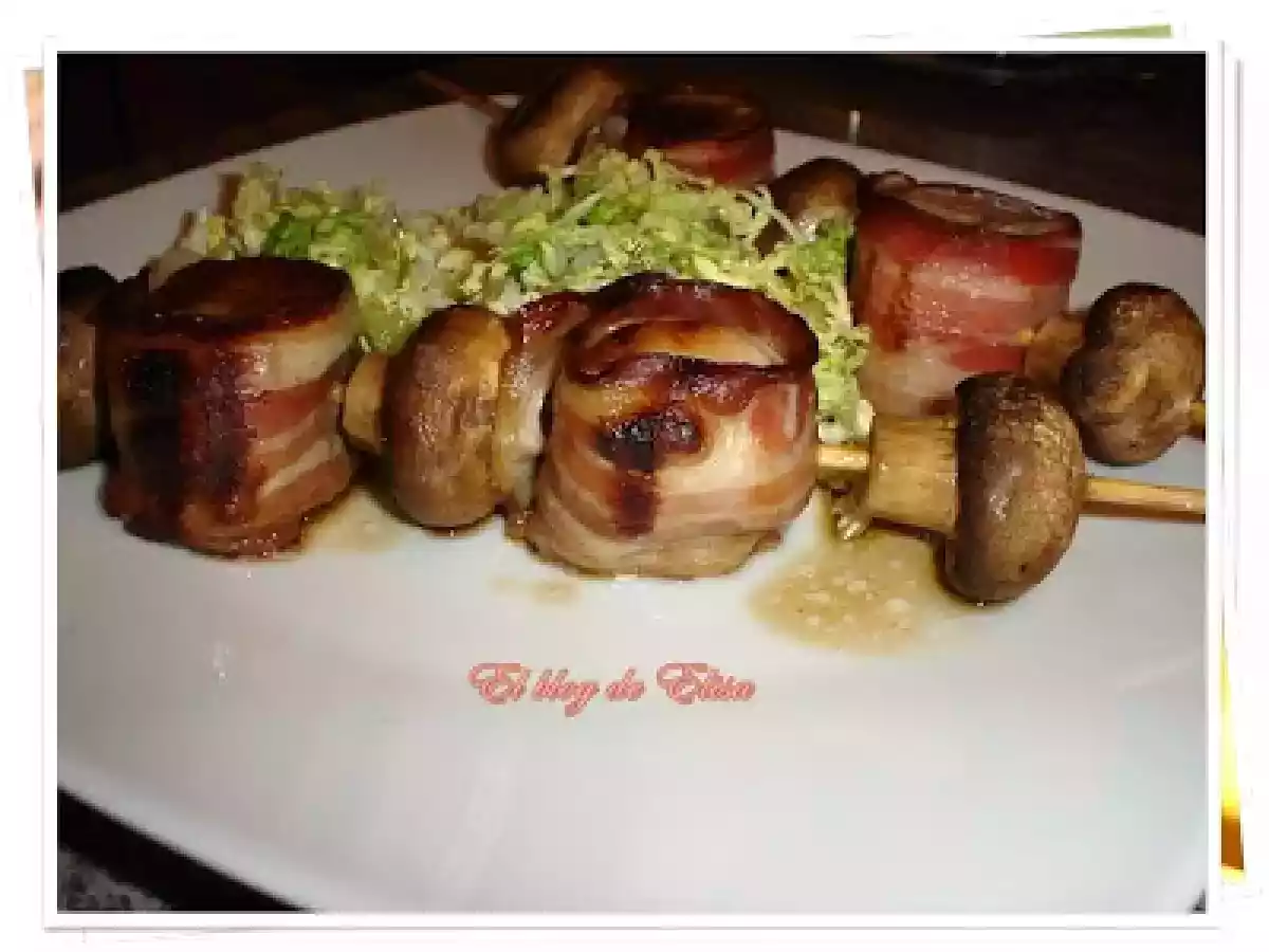 Brochetas de solomillo de cerdo con beicon y champiñones