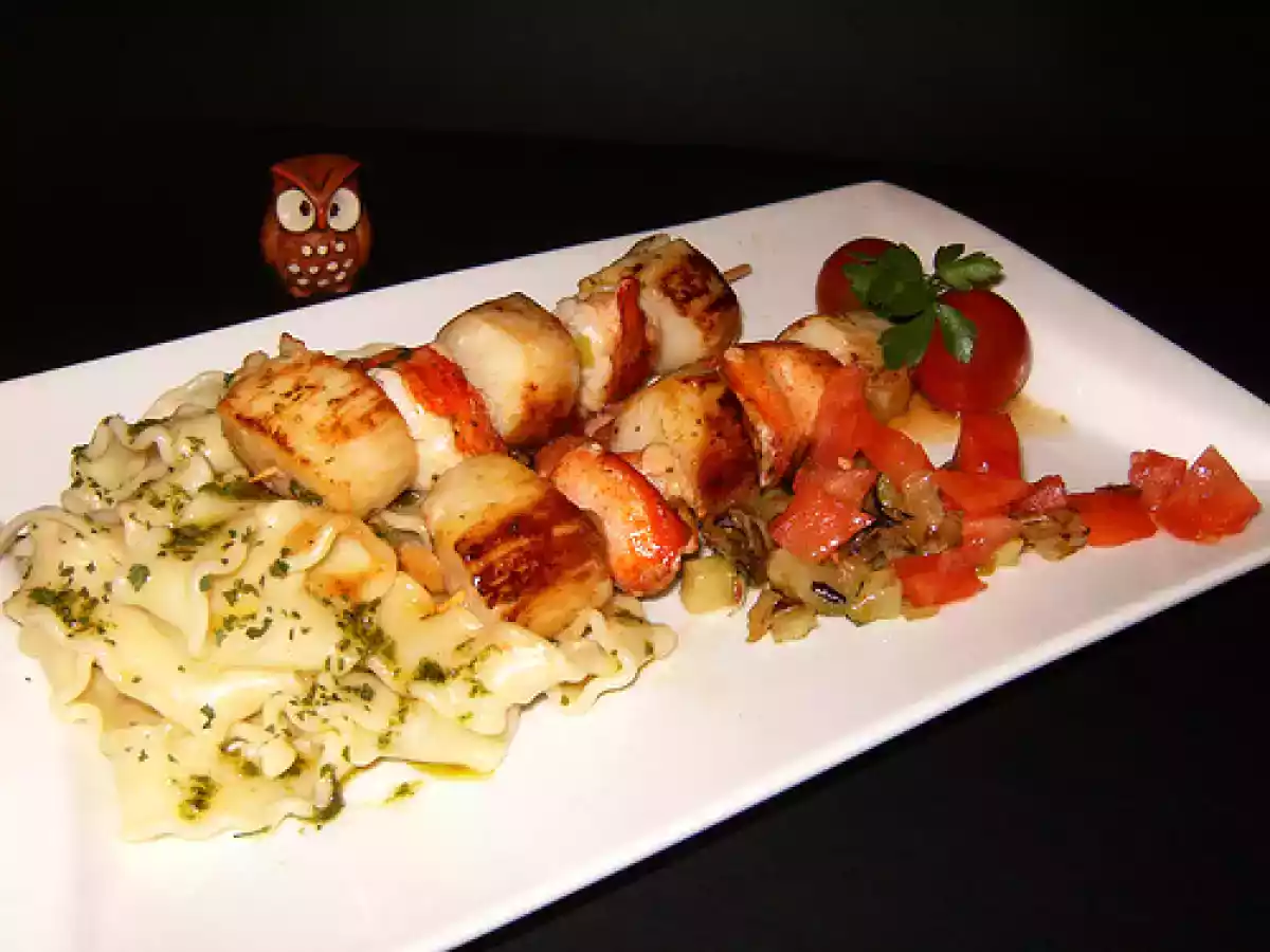 Brochetas de vieira y bogavante