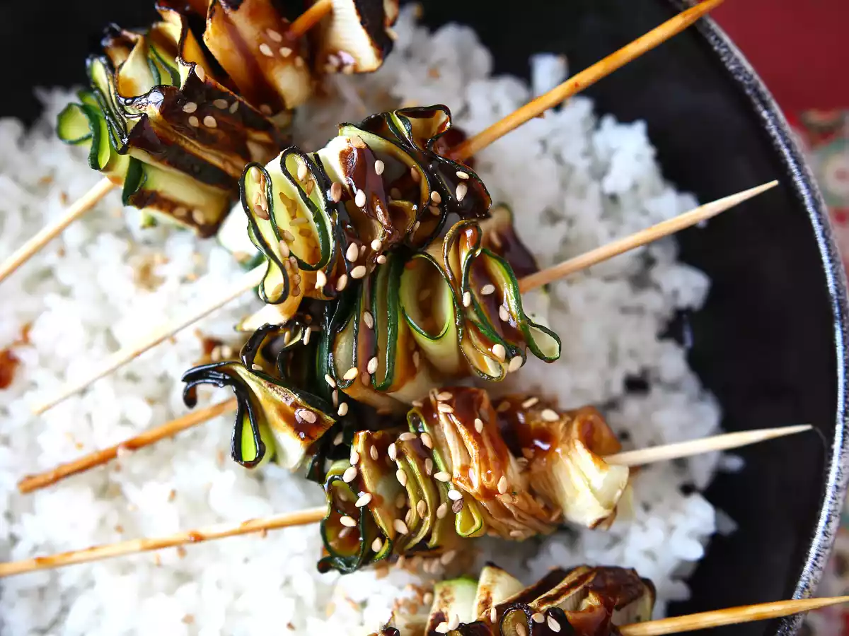 Brochetas vegetarianas de calabacín con una deliciosa salsa asiática picante
