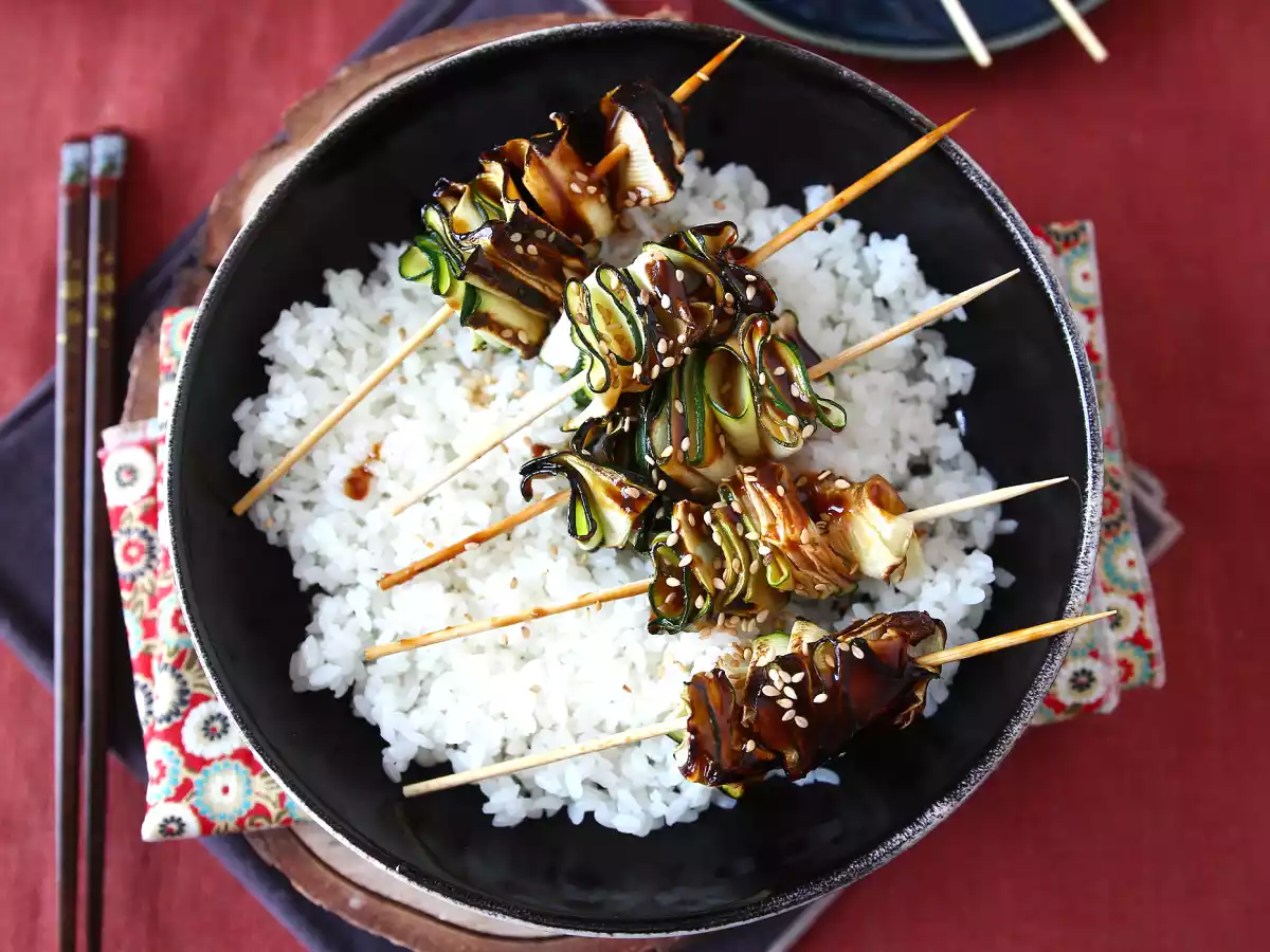 Brochetas vegetarianas de calabacín con una deliciosa salsa asiática picante - foto 2