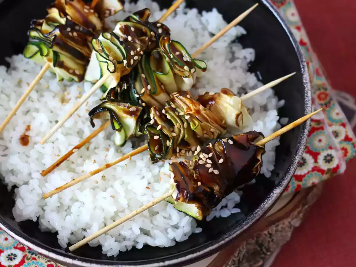 Brochetas vegetarianas de calabacín con una deliciosa salsa asiática picante - foto 5