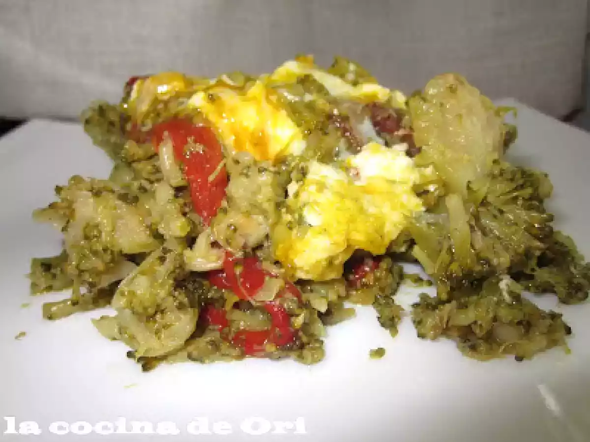 Brócoli con huevo y pimientos asados
