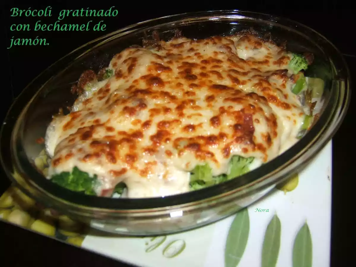 Brócoli gratinado con bechamel de jamón y premio.