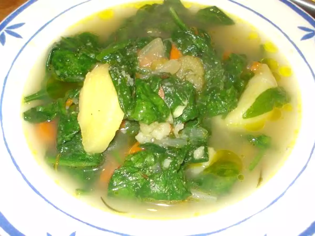 Brodo di carne con spinaci (Caldo de carne con espinacas)