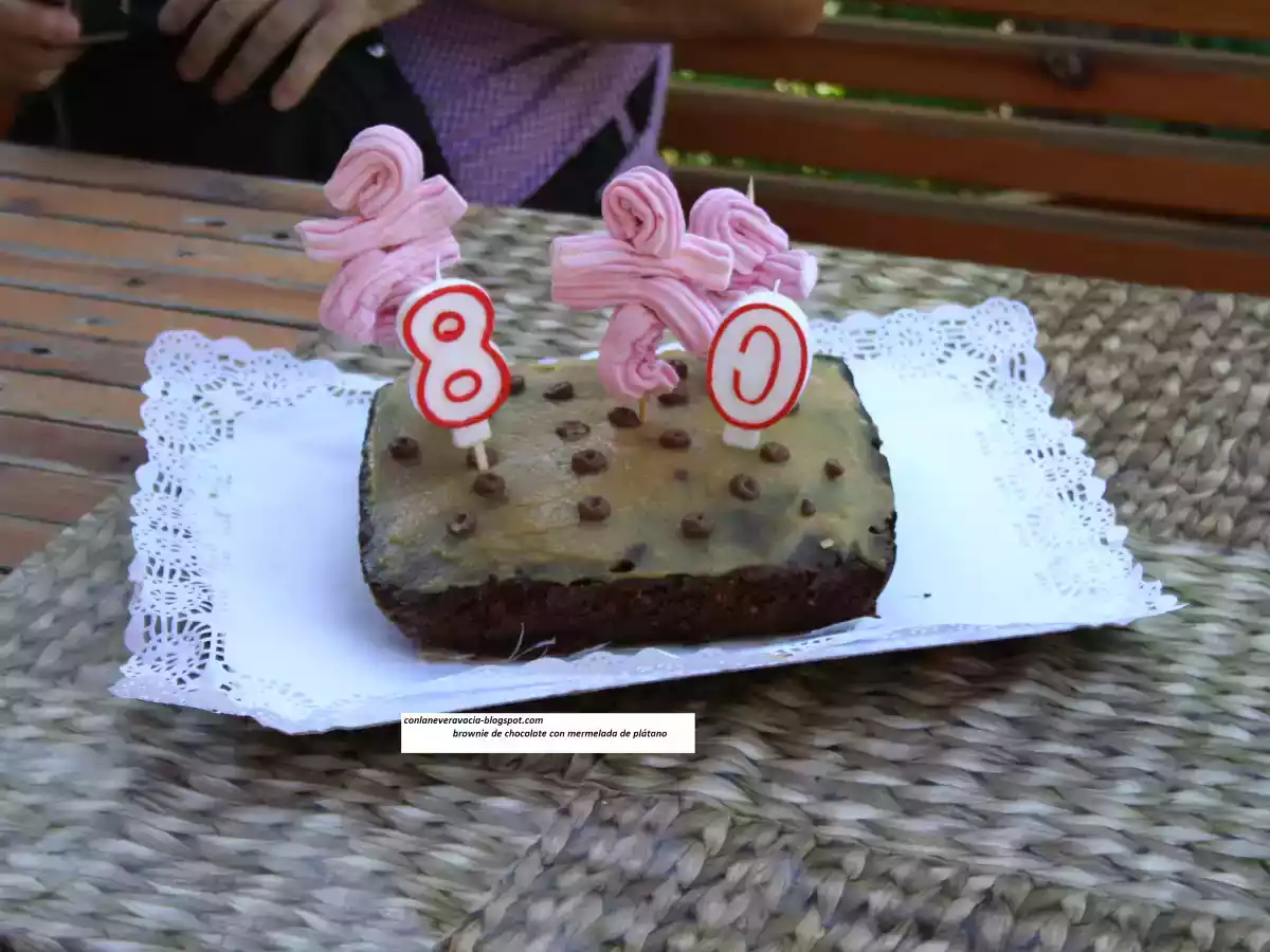 BROWNIE CON COBERTURA DE MERMELADA DE PLATANO