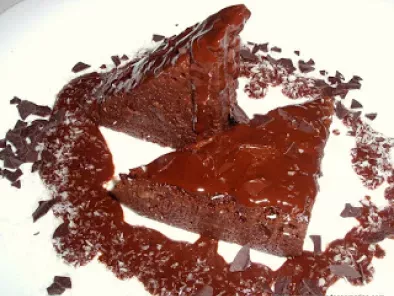 Brownie con salsa de chocolate caliente