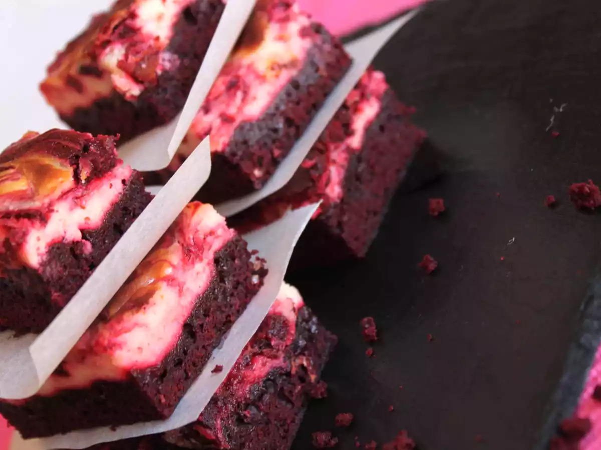 Brownie red velvet cheesecake