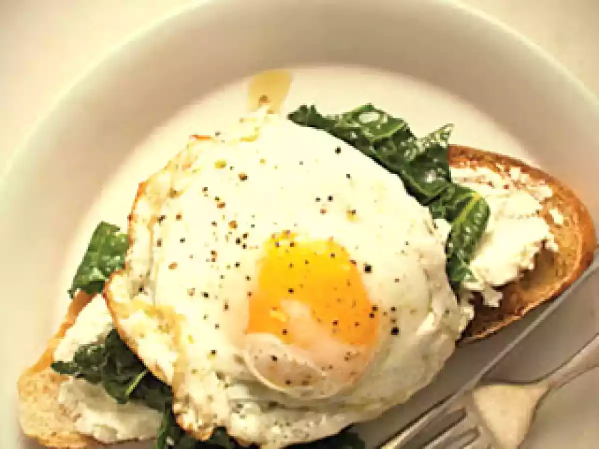 Bruschetta de col, ricotta y huevo