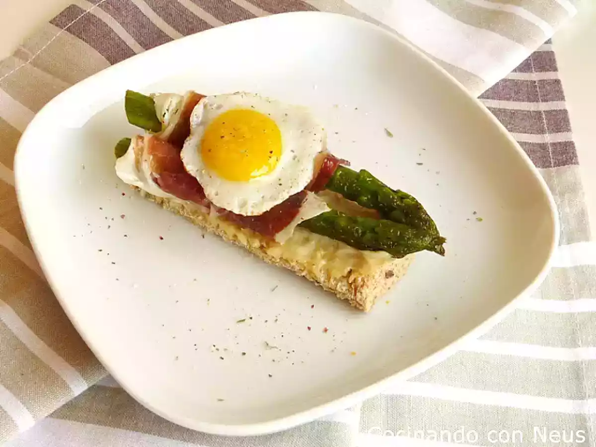 Bruschetta de espárragos trigueros con huevo de codorniz