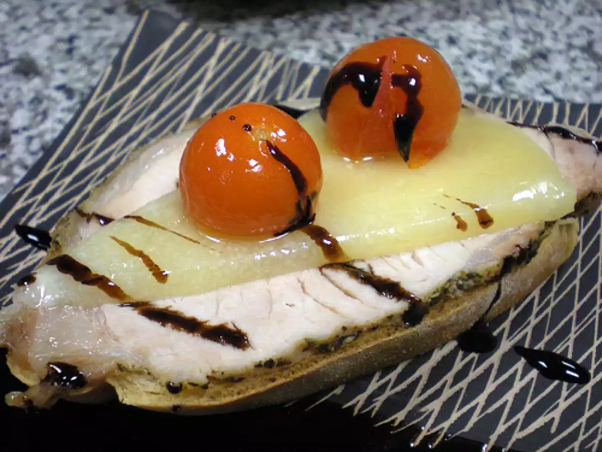 Bruschetta de lomo a la sal con queso curado y tomatitos confitados. Paso a paso.