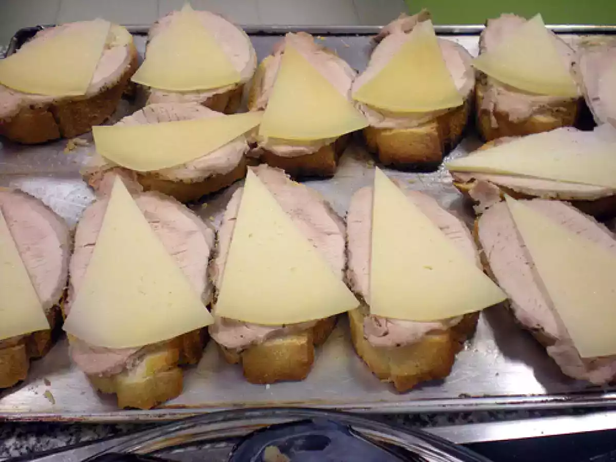 Bruschetta de lomo a la sal con queso curado y tomatitos confitados. Paso a paso. - foto 2