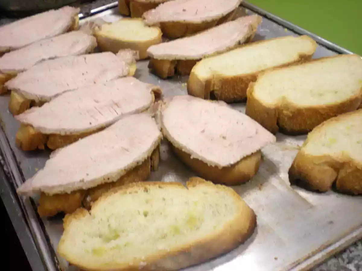 Bruschetta de lomo a la sal con queso curado y tomatitos confitados. Paso a paso. - foto 3