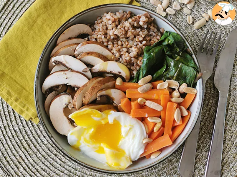 Buddha bowl vegetariano con trigo sarraceno, verduras y huevo escalfado