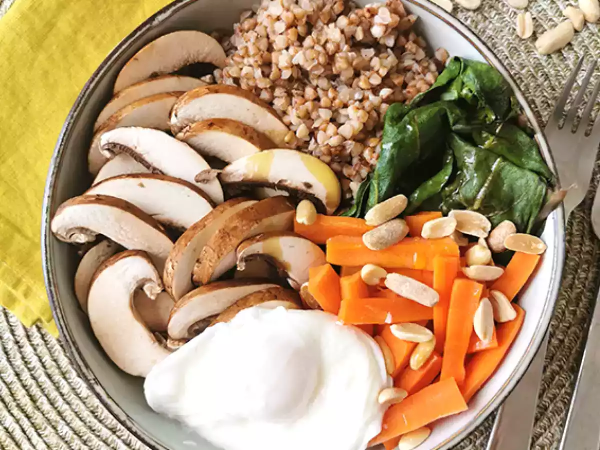 Buddha bowl vegetariano con trigo sarraceno, verduras y huevo escalfado - foto 2